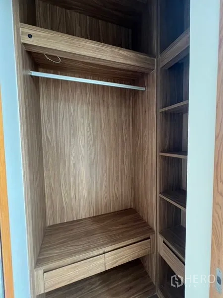 คอนโด ขาย - ตู้เสื้อผ้าบิลท์อินไม้แบบวอล์คอิน พร้อมชั้นวางและลิ้นชัก