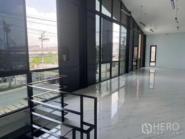 货栈 出租在Bang Sao Thong, Samut Prakan - 夹层办公室，落地深色玻璃与亮面大理石纹地砖。