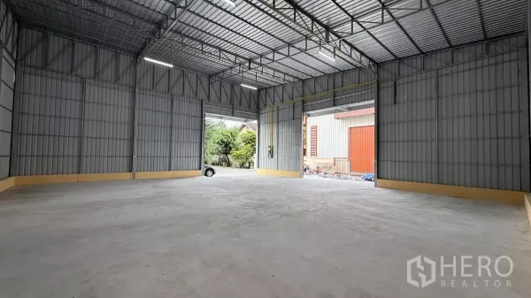 Warehouse for rent in Wang Thonglang, Bangkok - Open-plan storage space with wide door openings for easy loading and unloading.