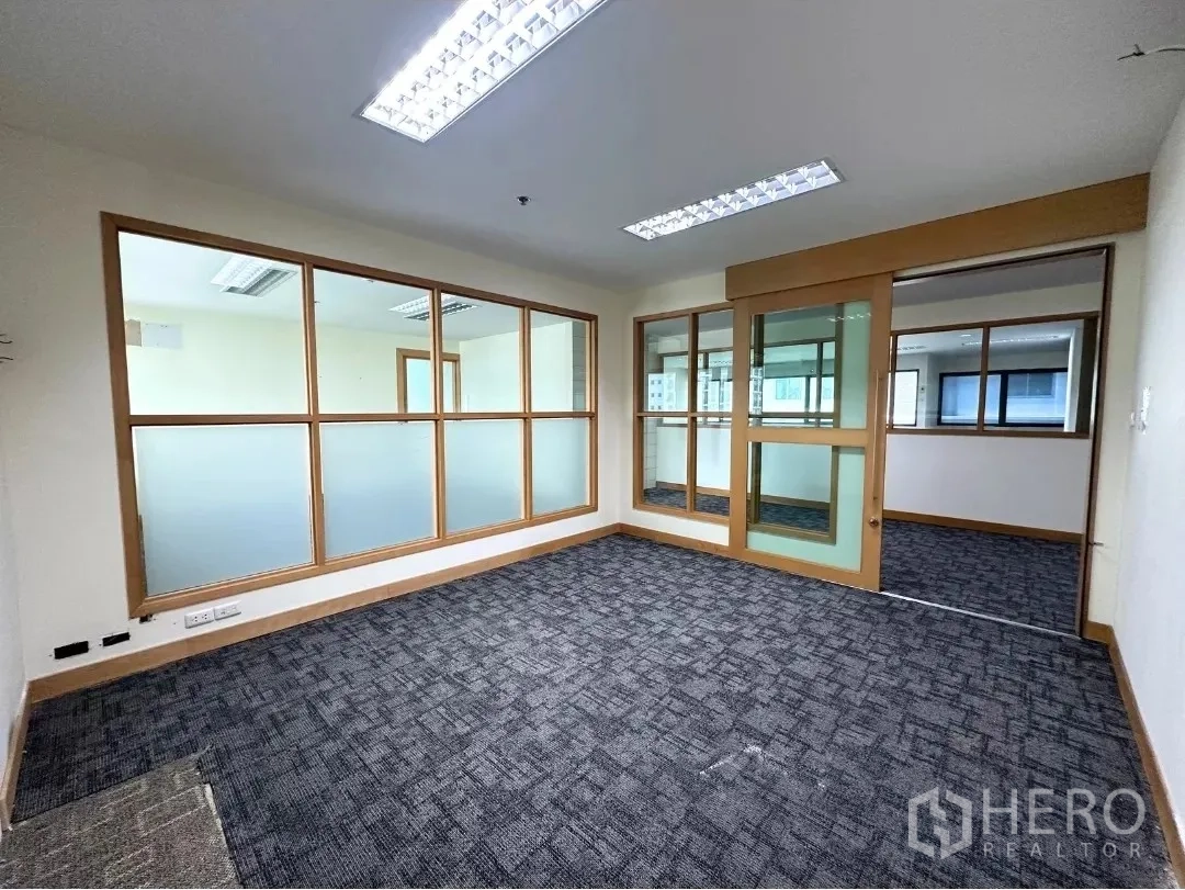 สำนักงาน ให้เช่าในBang Rak, Bangkok - ห้องประชุมส่วนตัว ประตูกระจกบานเลื่อนและกระจกฝ้า