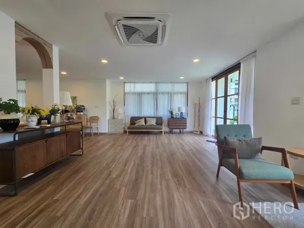 สำนักงานที่บ้าน ให้เช่า - พื้นที่นั่งเล่นกว้าง พื้นลายไม้ หน้าต่างบานใหญ่ พร้อมเฟอร์นิเจอร์สไตล์มิดเซนจูรี