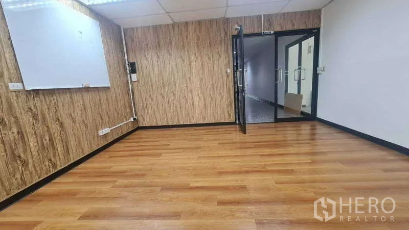 สำนักงาน ให้เช่าในKhlong Toei, Bangkok - พื้นที่ทำงานผนังลายไม้ กระดานไวท์บอร์ด และประตูกระจกสองชั้น