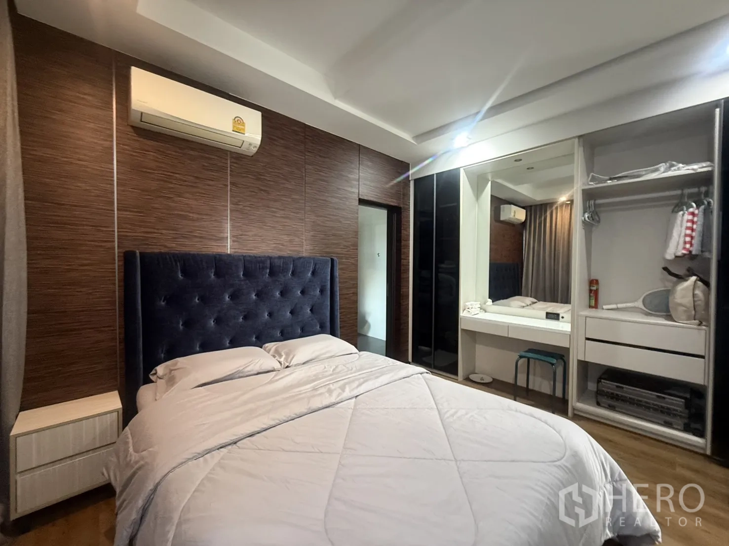 บ้านเดี่ยว for rent in Bang Kapi, Bangkok - ห้องนอนแขก หัวเตียงกำมะหยี่สีน้ำเงิน ตู้เสื้อผ้าบิลท์อิน และโต๊ะเครื่องแป้ง