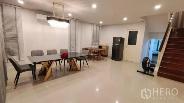 独立式住宅 出租在Prawet, Bangkok - 宽敞餐客一体区，水晶吊灯、楼梯与冰箱