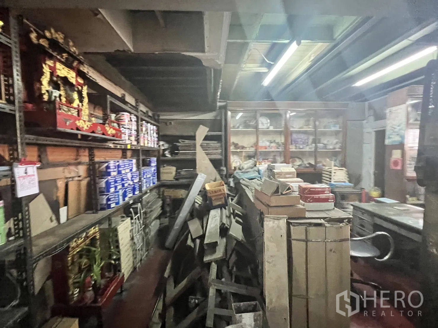 พื้นที่ขายปลีก ให้เช่าในWatthana, Bangkok - โซนเก็บของด้านหลังมีไม้ซ้อน ชั้นเหล็ก และกระป๋องสี สไตล์เวิร์กชอป