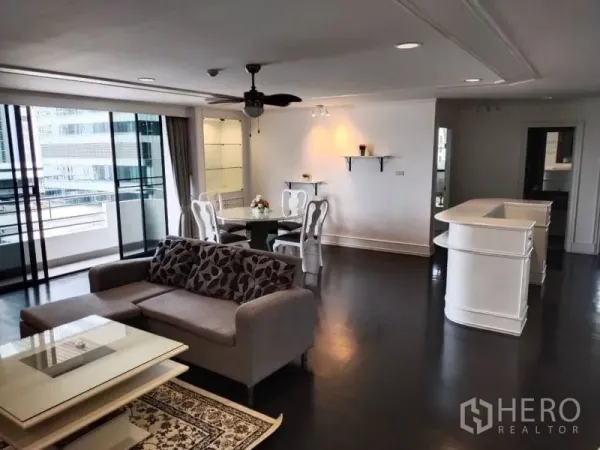 公寓 出租在Sathon, Bangkok - 宽敞的客餐厅一体空间，吊扇与推拉门连接阳台。