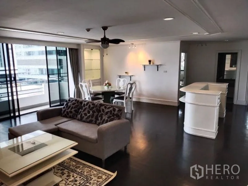 公寓 出租在Sathon, Bangkok - 宽敞的客餐厅一体空间，吊扇与推拉门连接阳台。