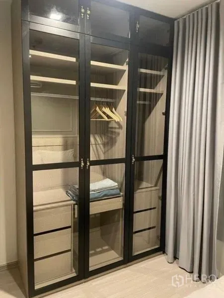 คอนโด ให้เช่าในRatchathewi, Bangkok - ตู้เสื้อผ้าบิลต์อินบานกระจกพร้อมชั้นวางและลิ้นชักในห้องนอน