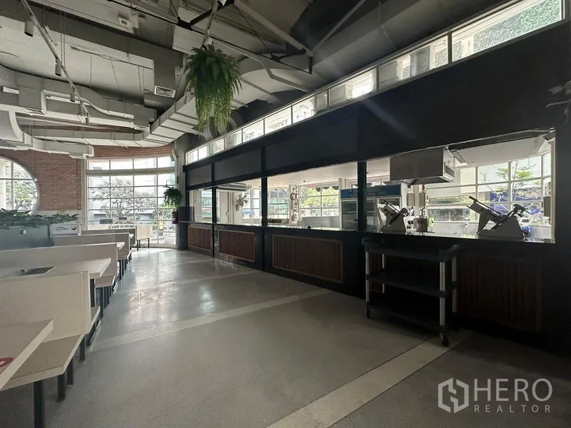 零售空间 出租在Watthana, Bangkok - 面向落地窗的开放式厨房柜台，自然采光充足。