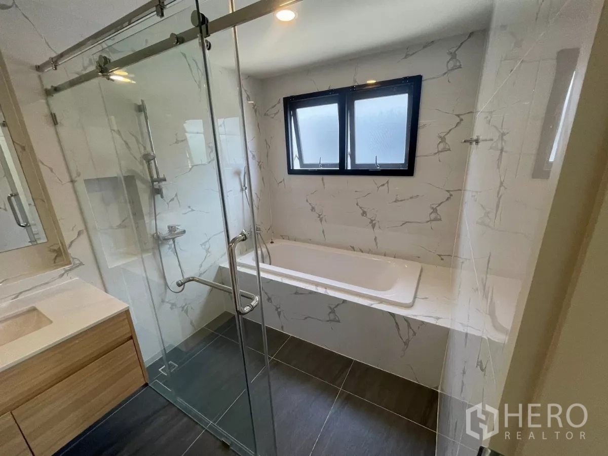 独立式住宅 出租在Bang Phli, Samut Prakan - 现代卫浴，玻璃淋浴间与嵌入式浴缸。