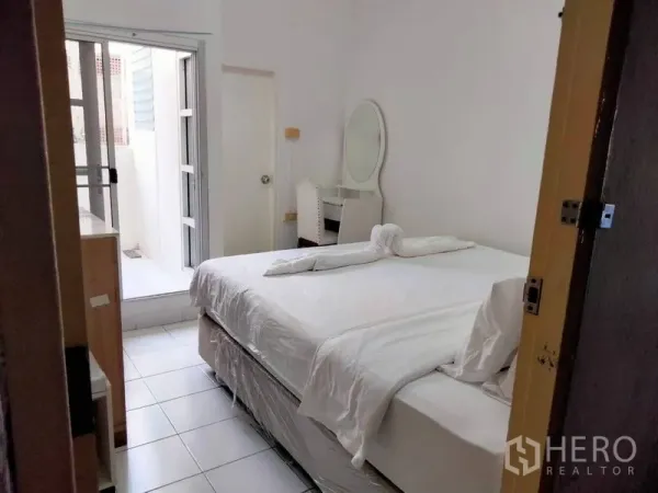 店屋 出租 - 卧室连接小阳台，配梳妆台，自然采光充足。