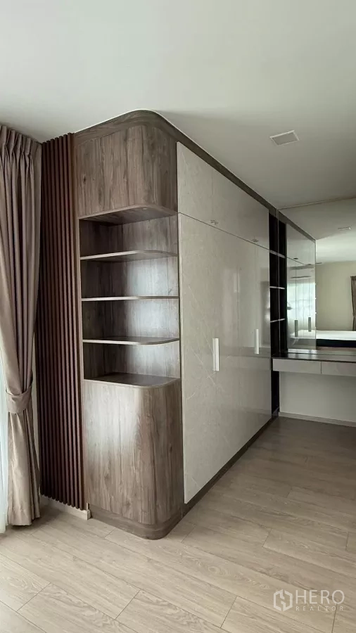 บ้าน ให้เช่าในBang Phli, Samut Prakan - ตู้เสื้อผ้าบิวท์อินพร้อมชั้นโค้งและบานเงาในห้องนอนหลัก.