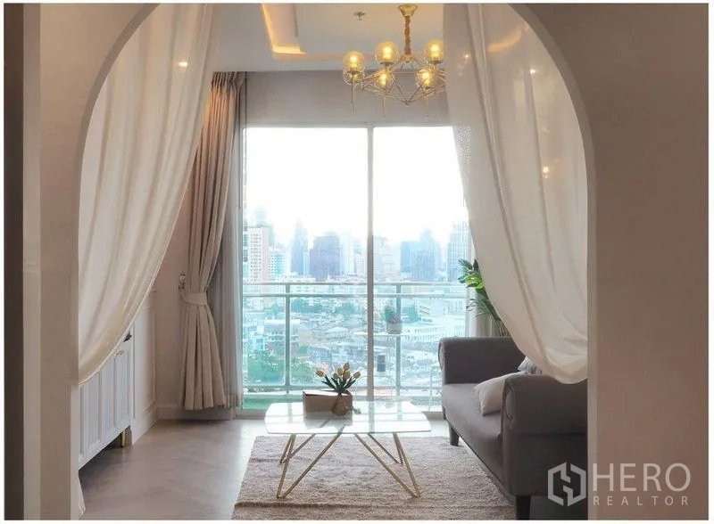 คอนโด ให้เช่าหรือขาย - ห้องนั่งเล่นหันสู่หน้าต่างเต็มผนัง มองเห็นวิวสกายไลน์