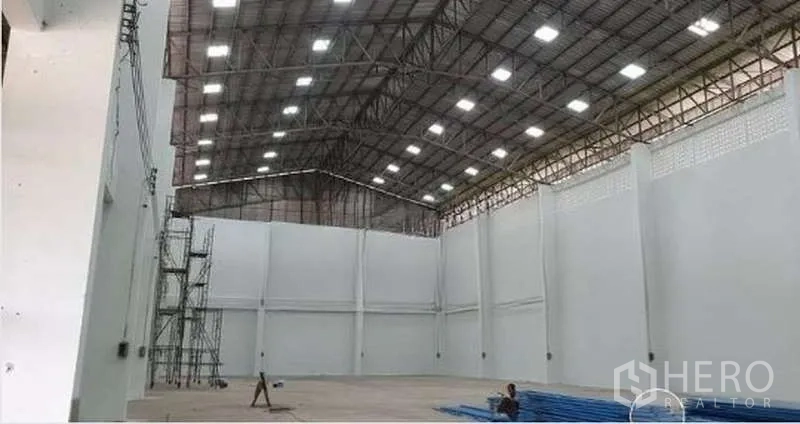 货栈 出租在Khlong Sam Wa, Bangkok - 高顶仓库内部，有脚手架维护，保温板与LED照明分布在天花。