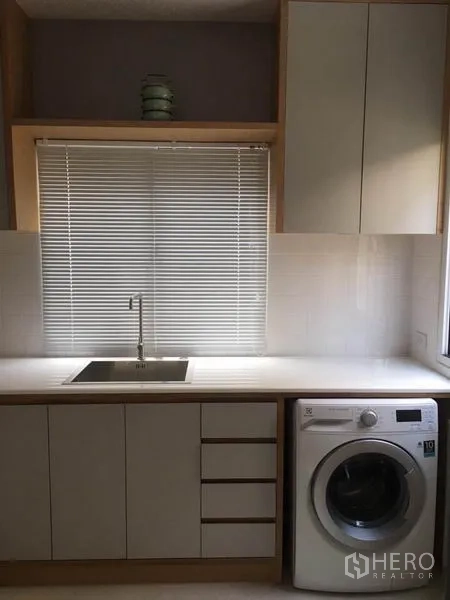 บ้าน ให้เช่าในSuan Luang, Bangkok - มุมซักล้างพร้อมอ่างล้างมือ ตู้เก็บของ และเครื่องซักผ้าฝาหน้า