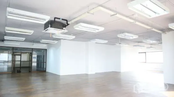 สำนักงาน ให้เช่า - ออฟฟิศกว้างผนังสีขาว มีไฟเพดาน เครื่องปรับอากาศแบบคาสเซ็ต และทางเข้ากระจก