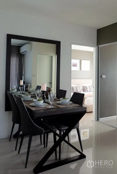公寓 出售在Khlong Toei, Bangkok - 现代感餐区，配大幅墙面镜与通往卧室的门。
