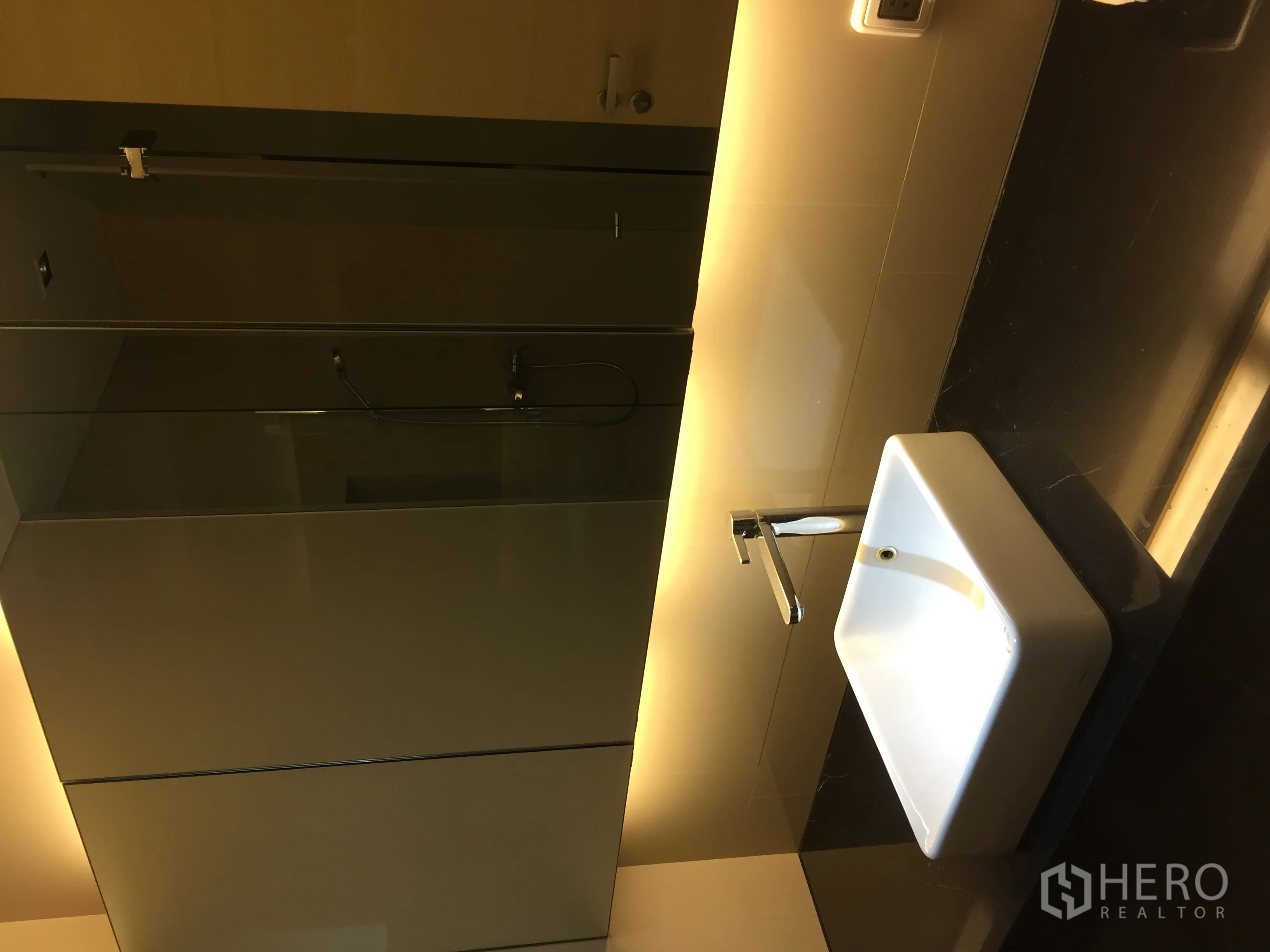 公寓 出租或出售在Bang Rak, Bangkok - 现代化浴室，带背光镜面与方形台上盆。