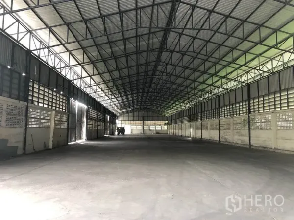 คลังสินค้า ให้เช่าในPathum Thani - โกดังเปิดโล่ง ผนังระบายอากาศ หลังคาสูง พื้นคอนกรีตเรียบ