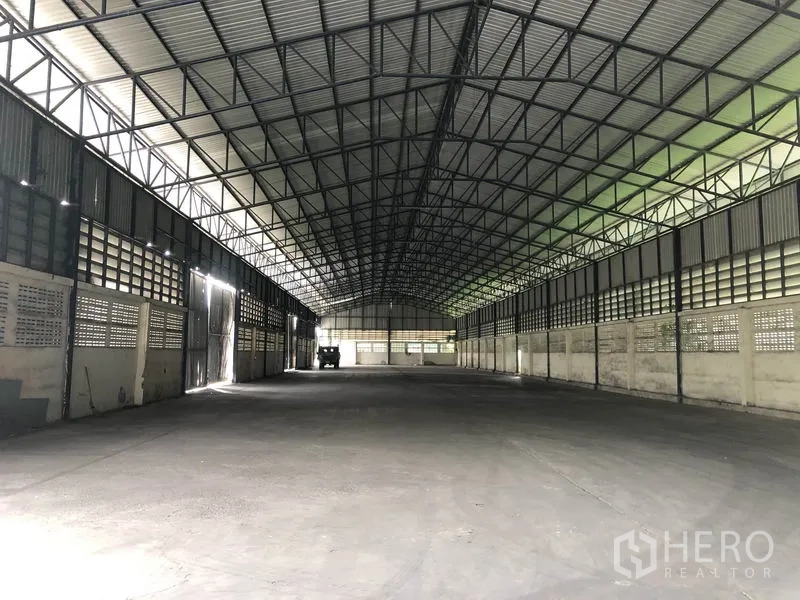 คลังสินค้า ให้เช่าในPathum Thani - โกดังเปิดโล่ง ผนังระบายอากาศ หลังคาสูง พื้นคอนกรีตเรียบ