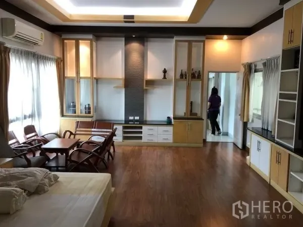 Factory for rent or sale in Khlong Luang, Pathum Thani - Furnished lounge or meeting room with built-in cabinetry and wood flooring.