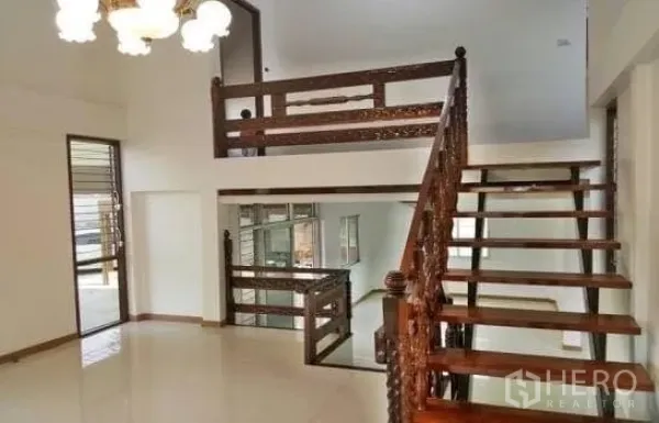 办公空间 出租在Chatuchak, Bangkok - 夹层空间，木楼梯与吊灯相连。