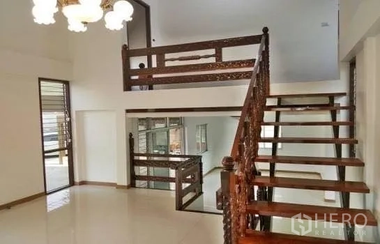 办公空间 出租在Chatuchak, Bangkok - 夹层空间，木楼梯与吊灯相连。