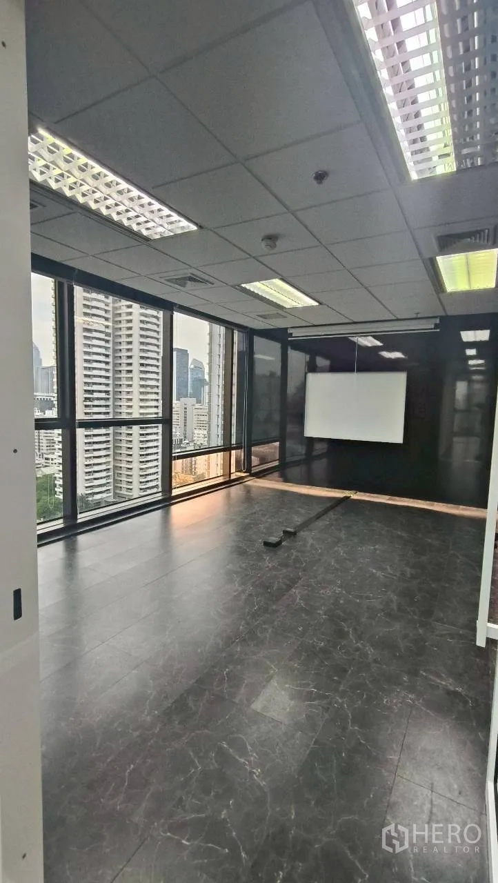 ออฟฟิศ for rent in Ratchathewi, Bangkok - พื้นที่ทำงานเปิดโล่ง มีกระจกบานใหญ่ ไฟฝ้า และจอดึงพรีเซนต์.