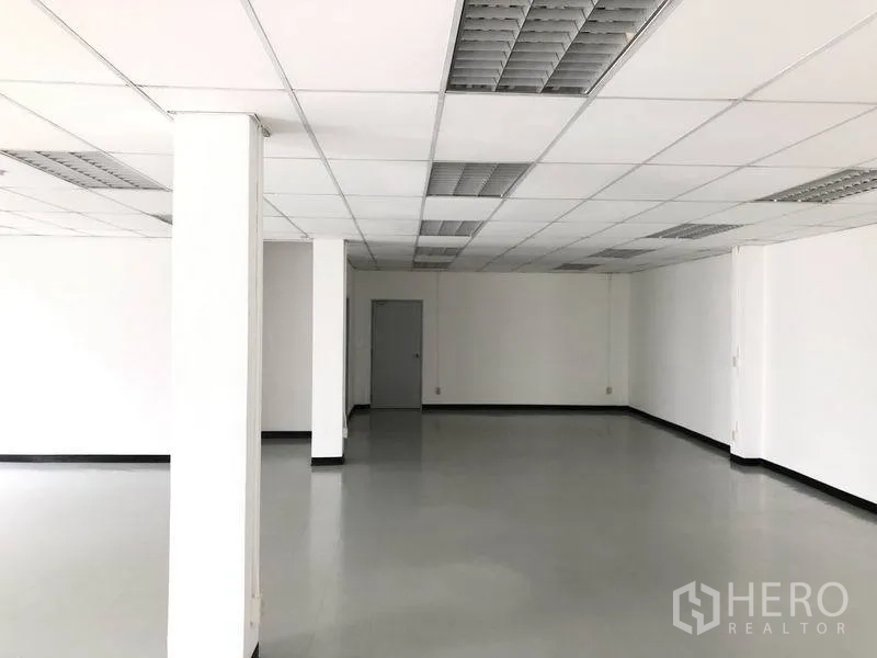 工厂 出租在Bang Pa-in, Phra Nakhon Si Ayutthaya - 开放式办公间，立柱与地坪，待二次装修