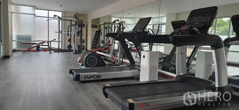 คอนโด ขายในPathum Wan, Bangkok - ห้องฟิตเนสคอนโด มีลู่วิ่ง เครื่องเวท และกระจกเต็มผนัง ย่านปทุมวัน