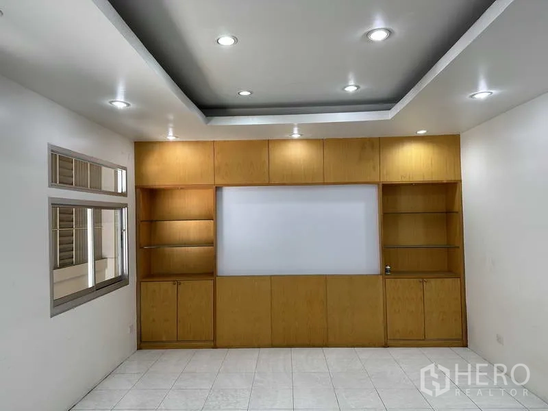 工厂 出租在Samut Prakan - 会议室或管理办公室，天花射灯与木质内置柜。