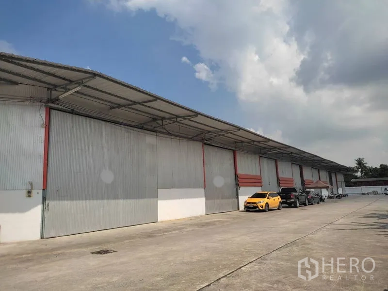 คลังสินค้า ให้เช่าในPathum Thani - อาคารโกดังยาว พร้อมที่จอดรถบนลานคอนกรีตกว้าง