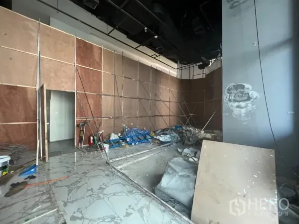 พื้นที่ขายปลีก ให้เช่าในSathon, Bangkok - พื้นที่ค้าปลีกระหว่างปรับปรุง พื้นลายหินอ่อนและผนังกั้นชั่วคราว