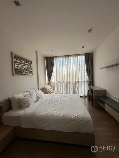 公寓 出租在Watthana, Bangkok - 宽敞卧室，特大床，大窗纱帘，书桌与壁架