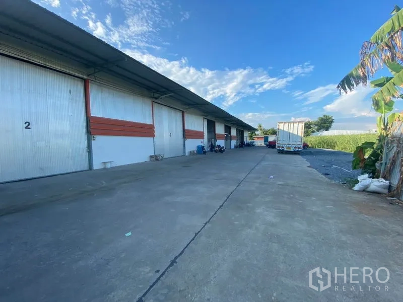 货栈 出租在Mueang Pathum Thani, Pathum Thani - 宽阔的混凝土装卸区，适合卡车通行与回转，毗邻仓库单元。