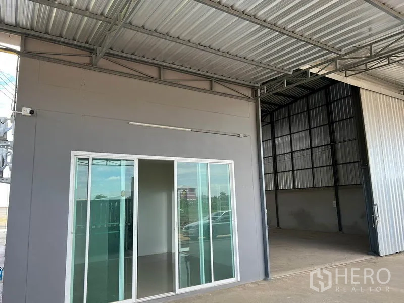 คลังสินค้า ให้เช่าในLam Luk Ka, Pathum Thani - ประตูกระจกบานเลื่อนของออฟฟิศ เชื่อมสู่พื้นที่โหลดของมุงหลังคาโครงเหล็ก