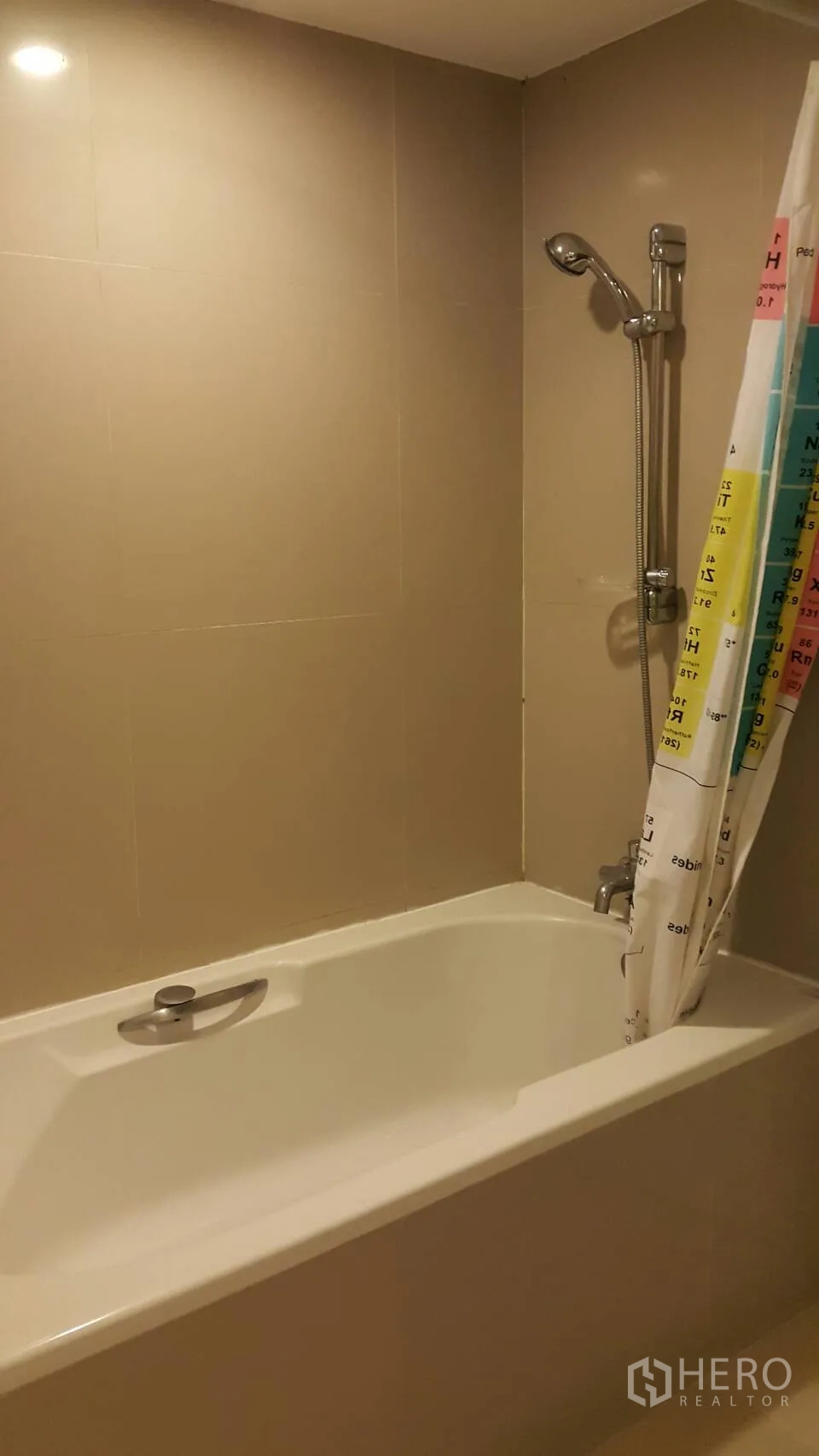 คอนโด ให้เช่าในWatthana, Bangkok - อ่างอาบน้ำพร้อมฝักบัวมือถือ ผนังกระเบื้องโทนเบจสะอาดตา