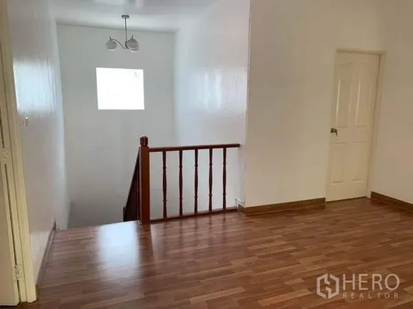 บ้าน ขายในSai Mai, Bangkok - โถงชั้นบน ราวบันไดไม้ พื้นลามิเนต ประตูสีขาว