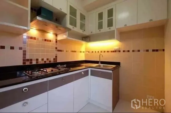 ทาวน์เฮาส์ ให้เช่า - ครัวรูปตัวแอล เตาแก๊ส เครื่องดูดควัน เคาน์เตอร์หิน และตู้ลอยจำนวนมาก