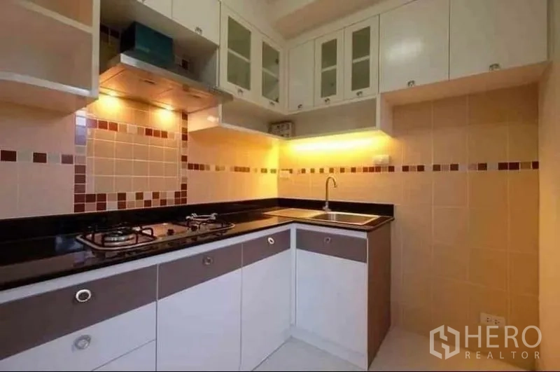 ทาวน์เฮาส์ ให้เช่า - ครัวรูปตัวแอล เตาแก๊ส เครื่องดูดควัน เคาน์เตอร์หิน และตู้ลอยจำนวนมาก