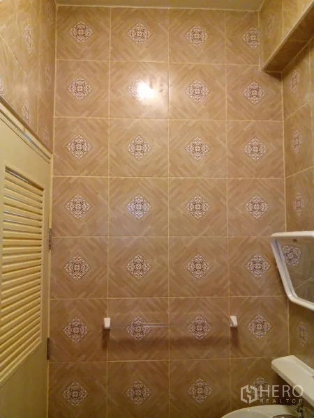 อาคารพาณิชย์ ให้เช่าในPhra Khanong, Bangkok - ผนังกระเบื้องห้องน้ำพร้อมบานประตูระบายอากาศและราวผ้า