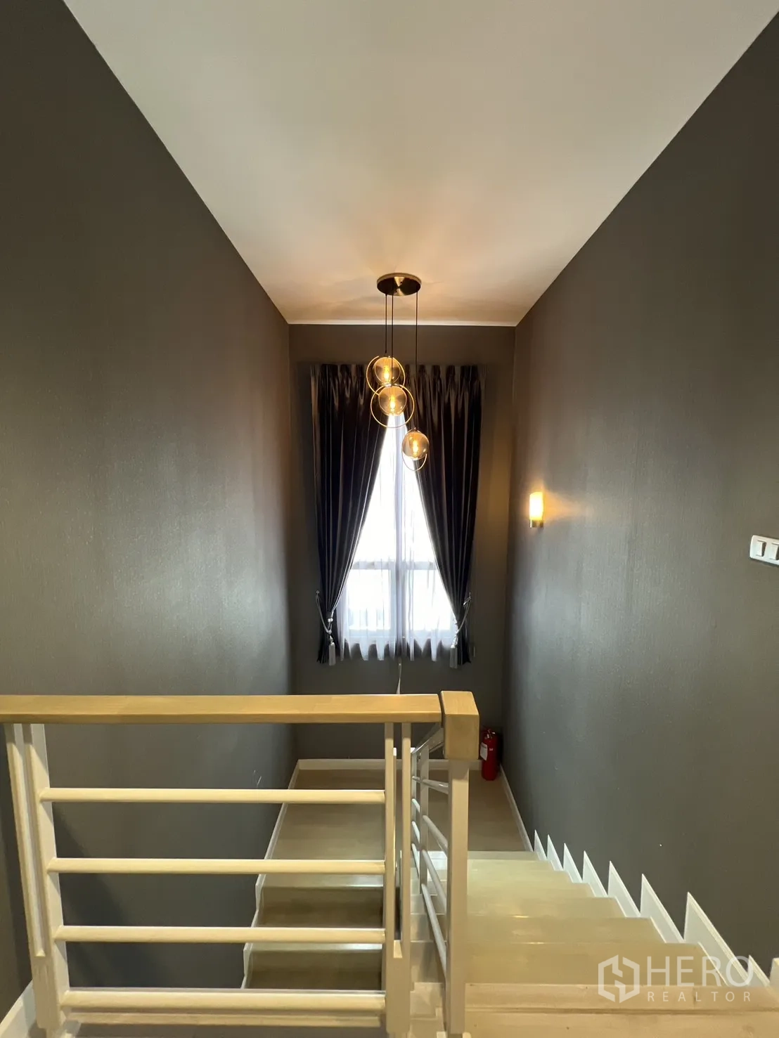 บ้าน ให้เช่าหรือขายในLat Krabang, Bangkok - โถงบันไดพร้อมโคมแขวนและหน้าต่างรับแสงธรรมชาติ