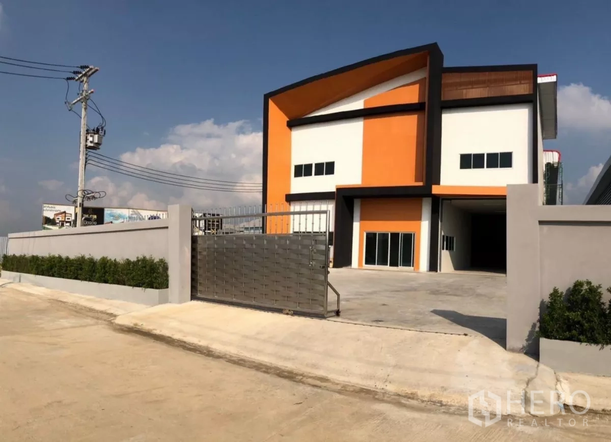 工厂 出租或出售在Mueang Samut Sakhon, Samut Sakhon - 位于Mueang Samut Sakhon的全新橙白配色工厂，带大门与宽阔车道。