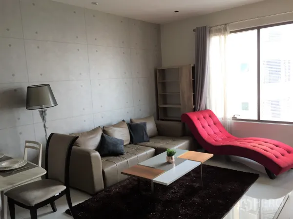 คอนโด ให้เช่าหรือขายในKhlong Toei, Bangkok - ห้องนั่งเล่นสว่าง โซฟาหนัง เก้าอี้เอนสีแดง หน้าต่างบานใหญ่ และตกแต่งสมัยใหม่