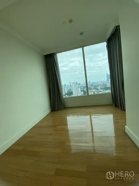 คอนโด ให้เช่าในWatthana, Bangkok - ห้องนอนที่สองพื้นไม้ หน้าต่างบานใหญ่รับวิวเมืองกว้าง