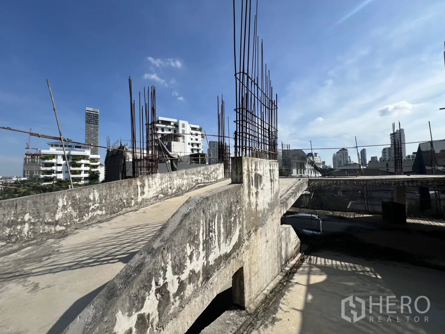 独立商业地产 出售在Watthana, Bangkok - 屋顶结构，钢筋与附近天际线景观。