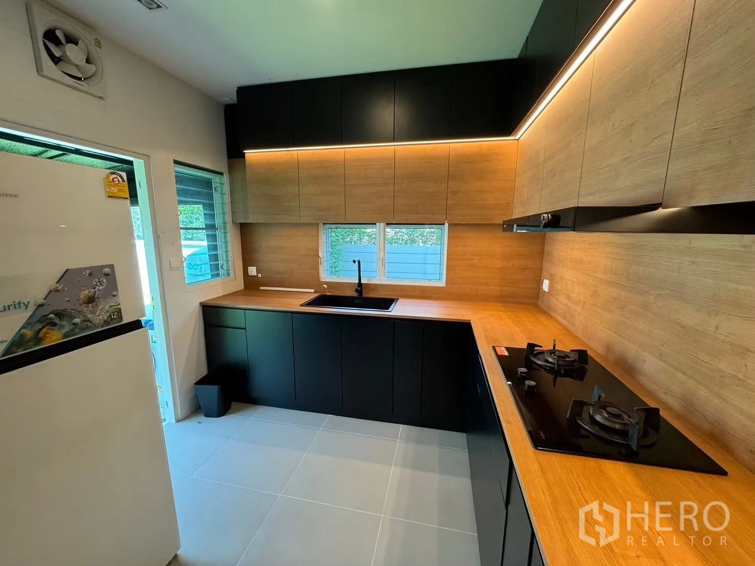 独栋房屋 for rent in Prawet, Bangkok - 楼梯平台设窗户与木质装饰墙。