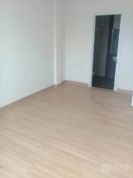 สำนักงานที่บ้าน ให้เช่าในBang Na, Bangkok - ห้องนอนพร้อมทางเชื่อมเข้าห้องน้ำ พื้นลามิเนต พร้อมตกแต่งต่อ