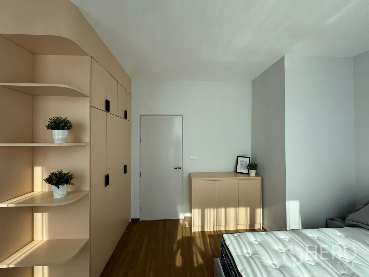 Townhouse for rent in Bang Phli, Samut Prakan - Bedroom with custom built-in wardrobe and curved shelving