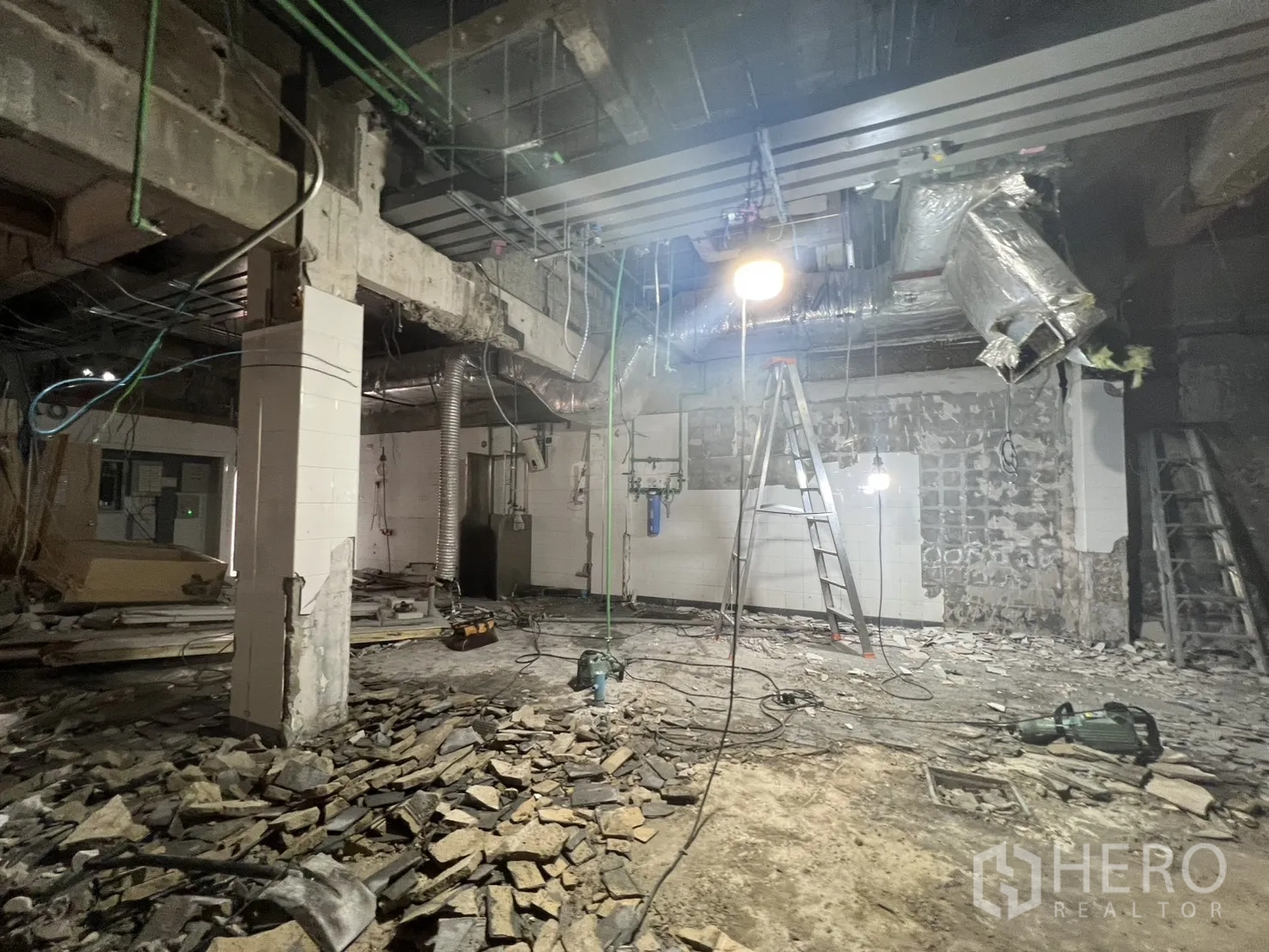 อาคารพาณิชย์ ให้เช่าในBang Rak, Bangkok - ชั้นที่รื้อถอน เห็นสายไฟ ท่อดักท์ และเศษปูนแตก